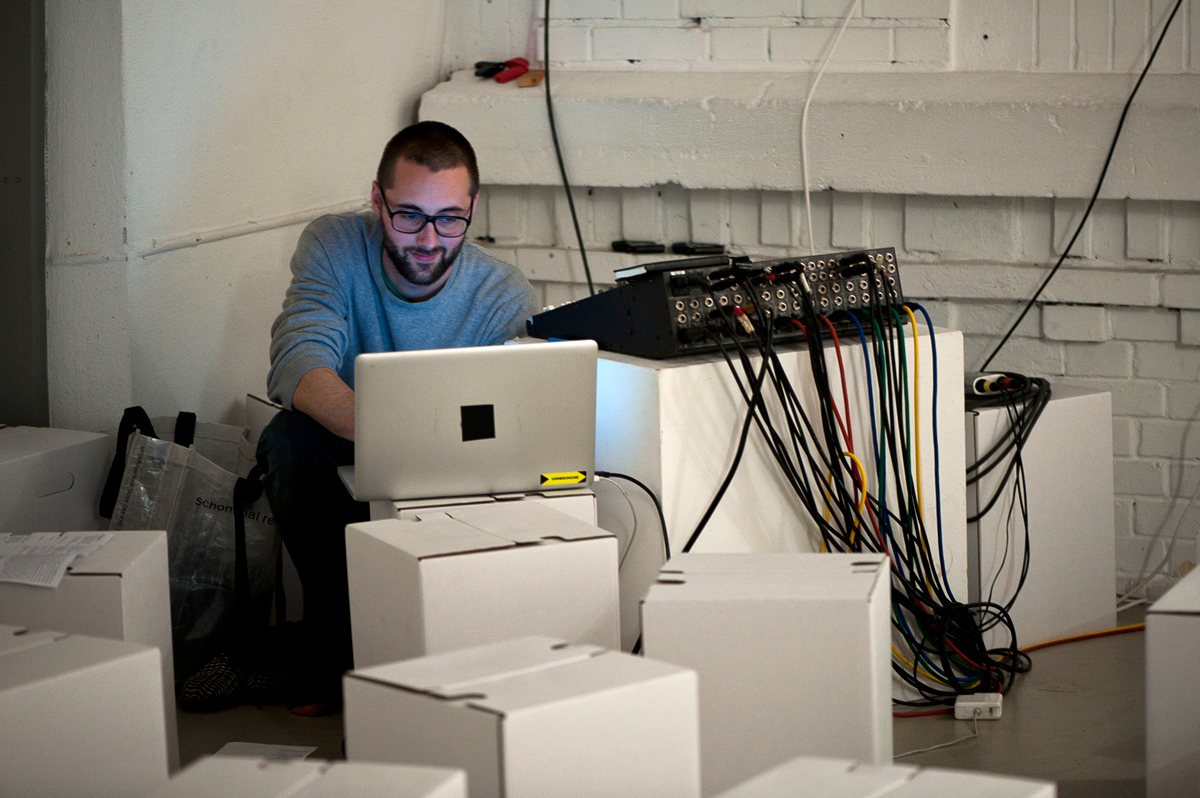 ensemble arcimboldo / resonance-box / Klanginstallation / Tontechnik / Robert Torche